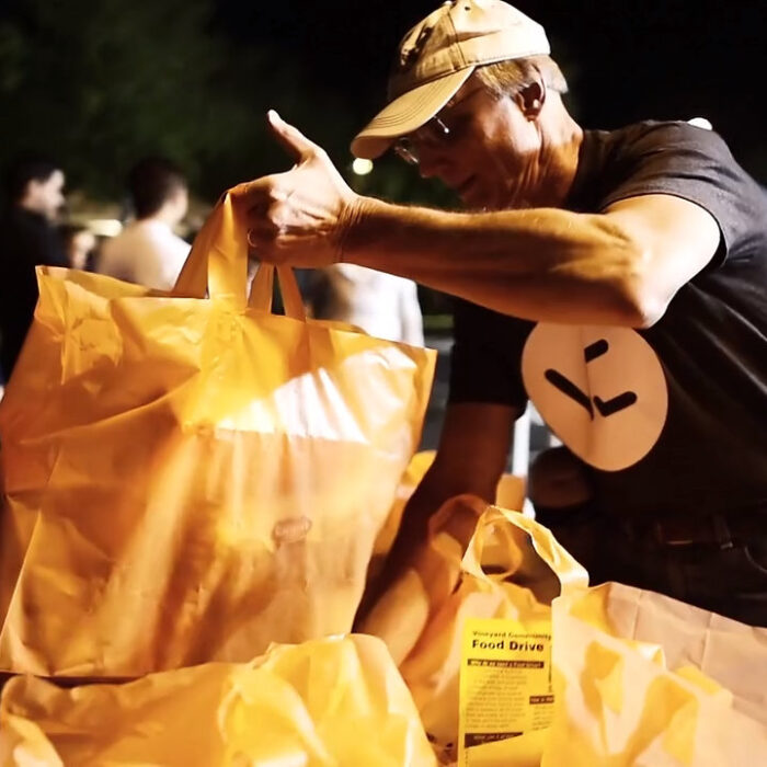 Screenshotter-2017ThanksgivingFoodBasketGiveawayonVimeo-0’18”